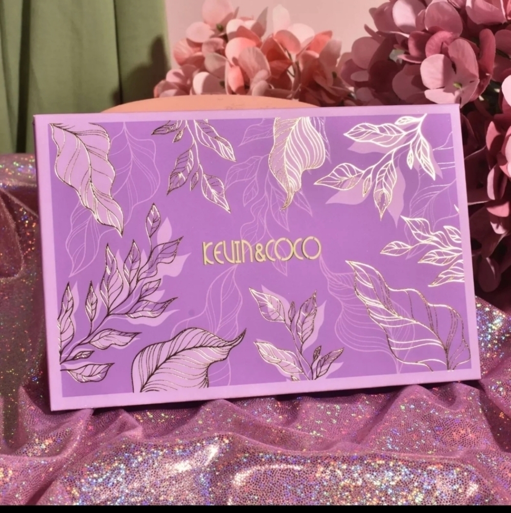 Kevin & Coco Highlighter Make-up Palette 6 Shade Gold Leaf Design Purple.